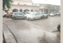 सीतापुर में कड़ाके की धूप के बीच अचानक बदला मौसम, तेज हवाओं के साथ हुई बारिश