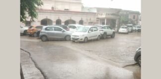 सीतापुर में कड़ाके की धूप के बीच अचानक बदला मौसम, तेज हवाओं के साथ हुई बारिश