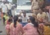 UP: जलभराव की समस्या को लेकर सड़क पर उतरे लोग, नगर पालिका अधिकारियों का किया घेराव