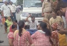 UP: जलभराव की समस्या को लेकर सड़क पर उतरे लोग, नगर पालिका अधिकारियों का किया घेराव