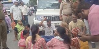 UP: जलभराव की समस्या को लेकर सड़क पर उतरे लोग, नगर पालिका अधिकारियों का किया घेराव