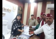 UP: निषाद समाज ने उठाई आरक्षण की आवाज, तहसीलदार को सौंपा ज्ञापन