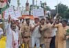 UP: बलिया में कांग्रेसियों का सरकार के खिलाफ प्रदर्शन, खड़गे और राहुल गांधी के मुद्दे पर जताया विरोध
