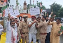 UP: बलिया में कांग्रेसियों का सरकार के खिलाफ प्रदर्शन, खड़गे और राहुल गांधी के मुद्दे पर जताया विरोध