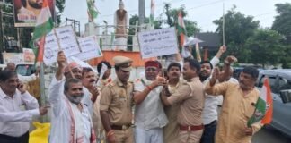 UP: बलिया में कांग्रेसियों का सरकार के खिलाफ प्रदर्शन, खड़गे और राहुल गांधी के मुद्दे पर जताया विरोध