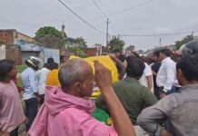 UP: चंदौली में खड़े ट्रैक्टर से टकराया तेज रफ्तार ऑटो, चालक केबिन में फंसा; हालत गंभीर