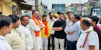 UP: चितईपुर मार्ग की बदहाली पर भड़के महापौर, PWD अधिकारियों को लगाई फटकार; तत्काल मरम्मत के आदेश