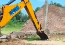 बहराइच में सरकारी तालाब की भूमि से अवैध कब्जा हटाया गया, जेसीबी से गिराई गई दीवार