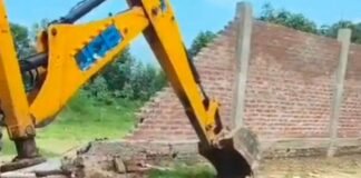 बहराइच में सरकारी तालाब की भूमि से अवैध कब्जा हटाया गया, जेसीबी से गिराई गई दीवार