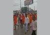 UP: भगवा ध्वज-कांवर लेकर निकले शिवभक्त, 105 किमी पैदल चलकर करेंगे जलाभिषेक