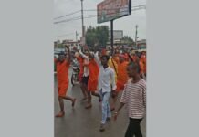 UP: भगवा ध्वज-कांवर लेकर निकले शिवभक्त, 105 किमी पैदल चलकर करेंगे जलाभिषेक