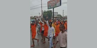 UP: भगवा ध्वज-कांवर लेकर निकले शिवभक्त, 105 किमी पैदल चलकर करेंगे जलाभिषेक