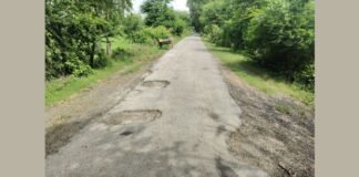 UP: एक साल में ही उखड़ने लगी सड़क, जगह-जगह गड्ढों से बढ़ी ग्रामीणों की परेशानी, PWD ने दिया मरम्मत का भरोसा