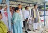 UP: बाढ़ प्रभावित गांव पहुंचे प्रभारी मंत्री आशीष पटेल, 500 पीड़ितों को बांटी राहत सामग्री