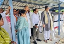 UP: बाढ़ प्रभावित गांव पहुंचे प्रभारी मंत्री आशीष पटेल, 500 पीड़ितों को बांटी राहत सामग्री