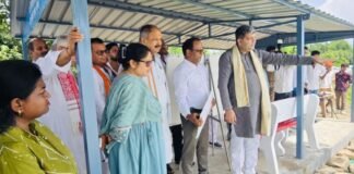UP: बाढ़ प्रभावित गांव पहुंचे प्रभारी मंत्री आशीष पटेल, 500 पीड़ितों को बांटी राहत सामग्री