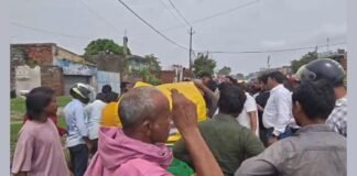 UP: चंदौली में खड़े ट्रैक्टर से टकराया तेज रफ्तार ऑटो, चालक केबिन में फंसा; हालत गंभीर