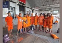 UP: बोल बम के जयघोष के साथ बाबा बैद्यनाथ धाम रवाना हुए कांवरिये, 105 किलोमीटर पैदल चलकर चढ़ाएंगे जल