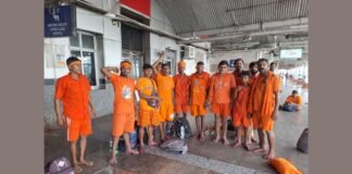 UP: बोल बम के जयघोष के साथ बाबा बैद्यनाथ धाम रवाना हुए कांवरिये, 105 किलोमीटर पैदल चलकर चढ़ाएंगे जल