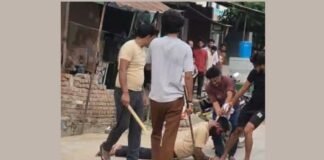 हाथरस: वाजिदपुर के बाजार में युवक की बेरहमी से पिटाई और पेशाब करने का आरोप, 6 के खिलाफ मुकदमा, 4 गिरफ्तार