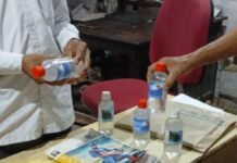 UP: गंगाजल की शीशी खरीदो, तभी बनेगा आधार कार्ड! रायबरेली के डाकघर में अनोखा मामला