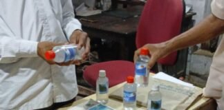 UP: गंगाजल की शीशी खरीदो, तभी बनेगा आधार कार्ड! रायबरेली के डाकघर में अनोखा मामला