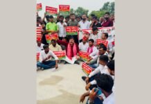 UP: आमघाट ओवरब्रिज में भ्रष्टाचार के आरोप, सपा ने किया धरना-प्रदर्शन, उच्चस्तरीय जांच की मांग