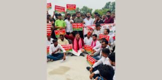 UP: आमघाट ओवरब्रिज में भ्रष्टाचार के आरोप, सपा ने किया धरना-प्रदर्शन, उच्चस्तरीय जांच की मांग