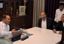 इटावा में एसडीएम कोर्ट स्थानांतरण के विरोध में उतरे सैकड़ों अधिवक्ता, कलेक्ट्रेट में प्रदर्शन