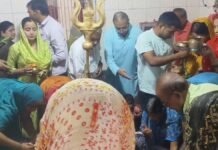 UP: कैलाशपुरी शिव मंदिर में उमड़ी श्रद्धालुओं की भीड़, जलाभिषेक को लगी लंबी कतार
