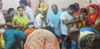 UP: कैलाशपुरी शिव मंदिर में उमड़ी श्रद्धालुओं की भीड़, जलाभिषेक को लगी लंबी कतार