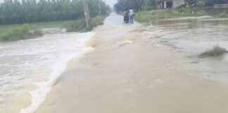 UP: ढेला नदी का जलस्तर बढ़ा, खादर के कई गांवों में बाढ़ जैसे हालात