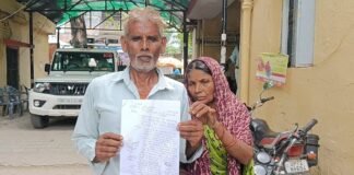 UP: कंटीले तारों से रास्ता बंद, रात में करंट दौड़ाने का आरोप