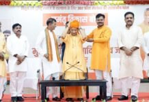 UP: घुमंतू समाज के राष्ट्रीय अध्यक्ष नेम सिंह बहेलिया ने थामा भाजपा का दामन, मुख्यमंत्री की मौजूदगी में ली सदस्यता