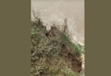 UP: कपूरपुर में रामगंगा नदी का कटान तेज, मंदिर पर मंडराया खतरा