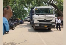 जौनपुर में 50 हजार की कथित घूस… पांच ट्रक लेकर एआरटीओ कार्यालय पहुंचा मालिक, मचा हड़कंप!