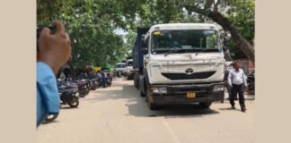 जौनपुर में 50 हजार की कथित घूस… पांच ट्रक लेकर एआरटीओ कार्यालय पहुंचा मालिक, मचा हड़कंप!