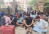 UP: BHU बिरला ‘ए’ हॉस्टल के बाहर छात्रों का धरना, अव्यवस्थाओं के विरोध में किताब-बैग लेकर बैठे
