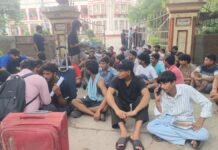 UP: BHU बिरला ‘ए’ हॉस्टल के बाहर छात्रों का धरना, अव्यवस्थाओं के विरोध में किताब-बैग लेकर बैठे