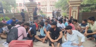 UP: BHU बिरला ‘ए’ हॉस्टल के बाहर छात्रों का धरना, अव्यवस्थाओं के विरोध में किताब-बैग लेकर बैठे