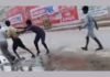 चंदौली में युवक को घेरकर लात-घूंसों से पीटा, सरेआम मारपीट का VIDEO वायरल; पुलिस जांच में जुटी