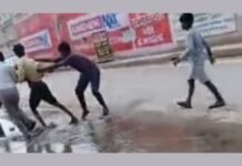 चंदौली में युवक को घेरकर लात-घूंसों से पीटा, सरेआम मारपीट का VIDEO वायरल; पुलिस जांच में जुटी