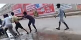 चंदौली में युवक को घेरकर लात-घूंसों से पीटा, सरेआम मारपीट का VIDEO वायरल; पुलिस जांच में जुटी