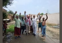 UP: जलजमाव से बेहाल बहादुरपुर, शहीद अवधेश यादव मार्ग पर रोज गिर रहे स्कूली बच्चे; ग्रामीणों ने किया प्रदर्शन
