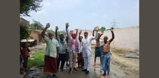 UP: जलजमाव से बेहाल बहादुरपुर, शहीद अवधेश यादव मार्ग पर रोज गिर रहे स्कूली बच्चे; ग्रामीणों ने किया प्रदर्शन