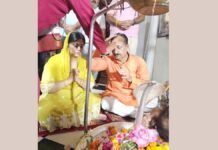 UP: महाशिवरात्रि पर नगर विधायक राजीव गुंबर ने पत्नी संग बागेश्वर धाम महादेव मंदिर में किया जलाभिषेक