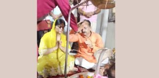 UP: महाशिवरात्रि पर नगर विधायक राजीव गुंबर ने पत्नी संग बागेश्वर धाम महादेव मंदिर में किया जलाभिषेक