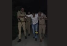 UP: वाहन चेकिंग के दौरान पुलिस पर फायरिंग, जवाबी कार्रवाई में हिस्ट्रीशीटर के पैर में लगी गोली,साथी भी दबोचा गया