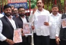UP: सांसद भवन प्रदर्शन के विरोध में वाराणसी के अधिवक्ता सड़कों पर, पप्पू यादव और राहुल गांधी के खिलाफ कार्रवाई की मांग