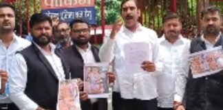 UP: सांसद भवन प्रदर्शन के विरोध में वाराणसी के अधिवक्ता सड़कों पर, पप्पू यादव और राहुल गांधी के खिलाफ कार्रवाई की मांग
